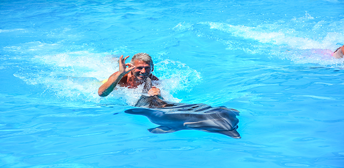 COUPLE SWIMMING